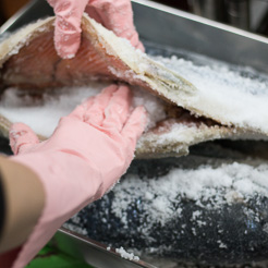 ロシア産紅鮭に塩を回して山積みに