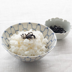 細切り昆布をのせたご飯